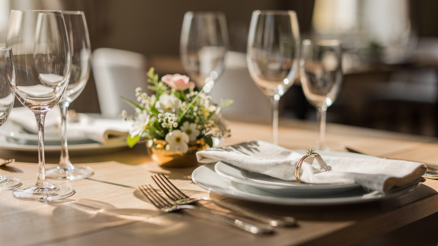 Mesa preparada para una celebración privada