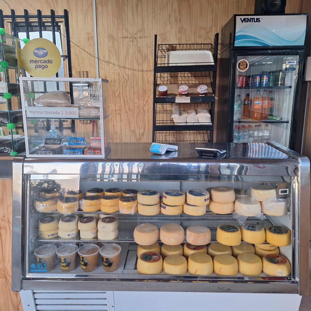 Vitrina con variedades de queso en Donde Ruperto Gourmet