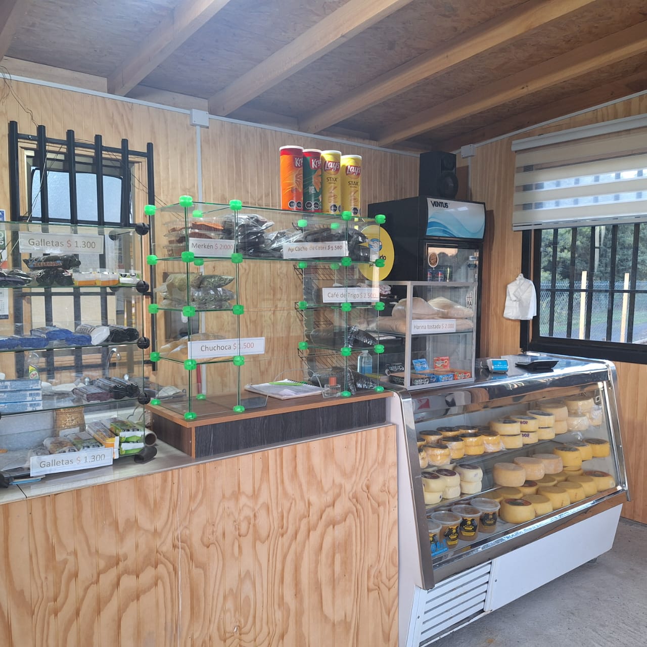 Interior de Donde Ruperto Gourmet con vitrinas y productos