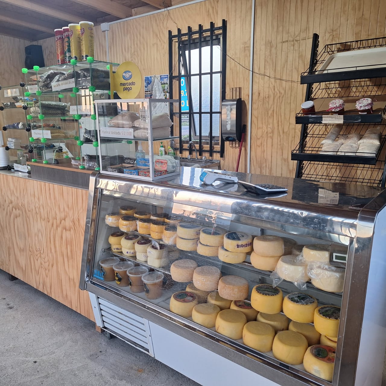 Mesón interior con productos Donde Ruperto Gourmet